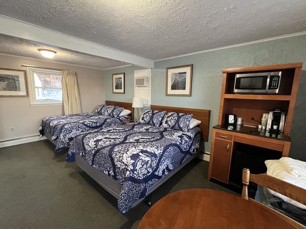 Suite 2 Queens w/sofa Photo 3