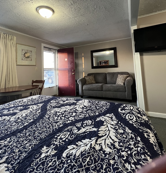 Suite 2 Queens w/sofa Photo 1