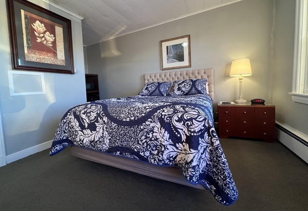 Standard Queen Photo 1