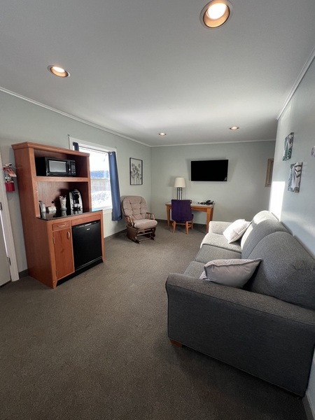 Deluxe Suite King w/sofa Photo 2