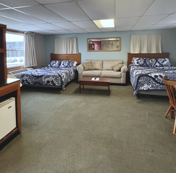 Suite 2 Queens w/sofa Photo 5